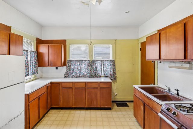 611 S 3rd Avenue W, Newton, IA 50208