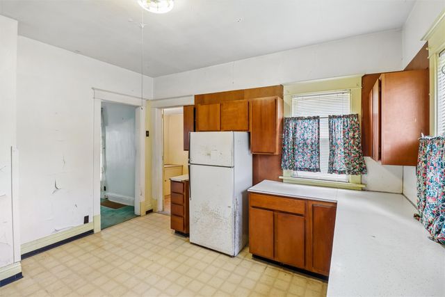 611 S 3rd Avenue W, Newton, IA 50208