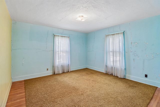 611 S 3rd Avenue W, Newton, IA 50208