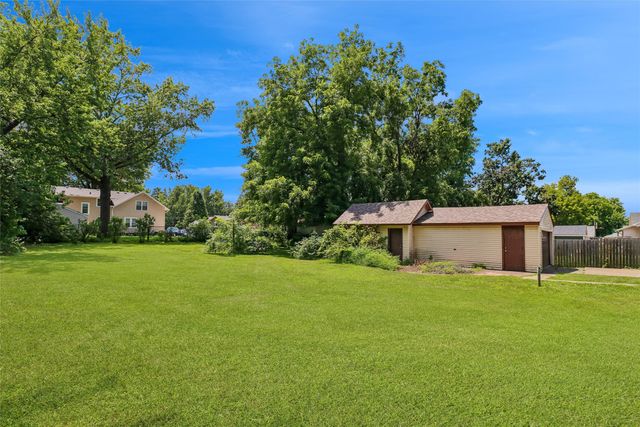 611 S 3rd Avenue W, Newton, IA 50208