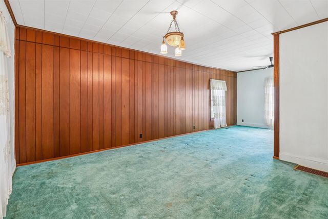 611 S 3rd Avenue W, Newton, IA 50208