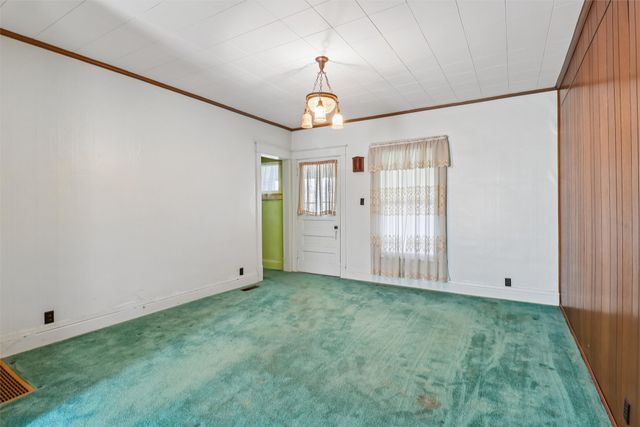 611 S 3rd Avenue W, Newton, IA 50208