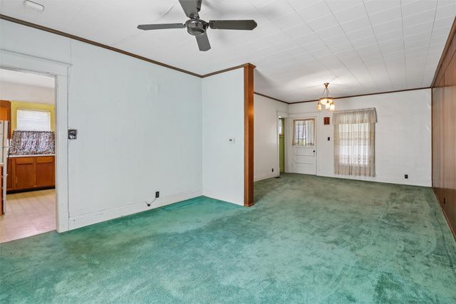 611 S 3rd Avenue W, Newton, IA 50208