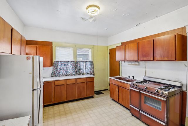 611 S 3rd Avenue W, Newton, IA 50208