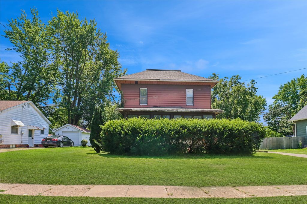 611 S 3rd Avenue W, Newton, IA 50208