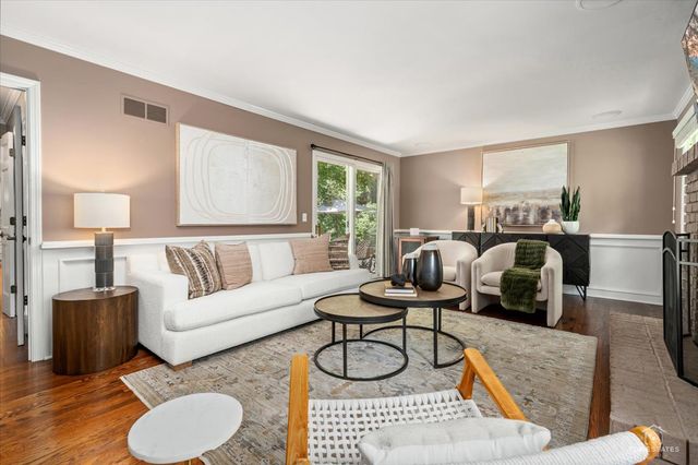 1347 DEEP RUN Road, Naperville, IL 60540