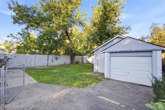 952 Emerson Avenue, Pontiac, MI 48340