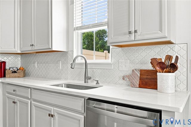 10877 Genito Square Dr, Midlothian, VA 23112