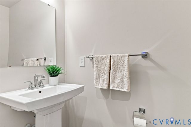10877 Genito Square Dr, Midlothian, VA 23112