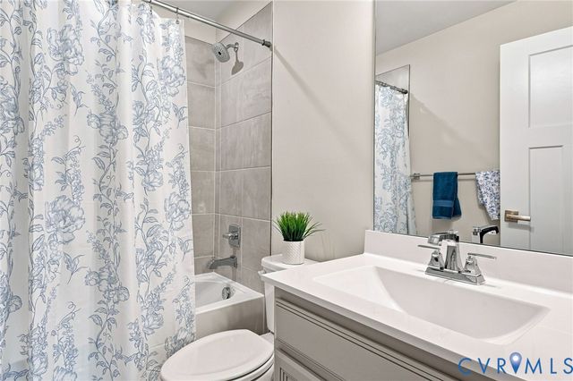 10877 Genito Square Dr, Midlothian, VA 23112