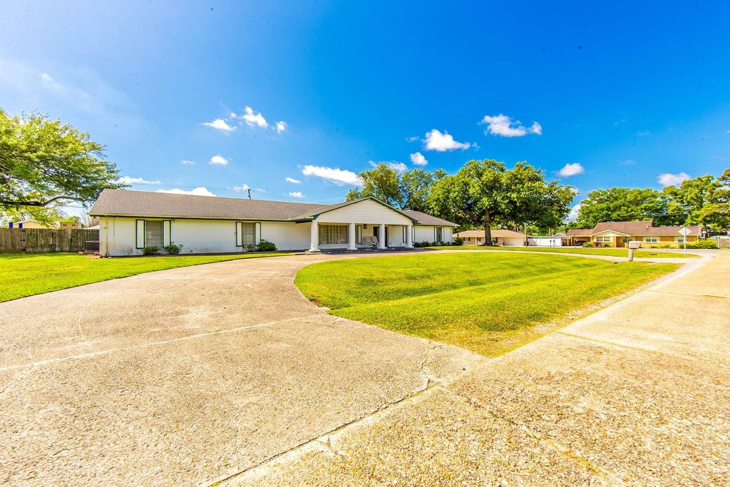 100 Estate Dr, Houma, LA 70364