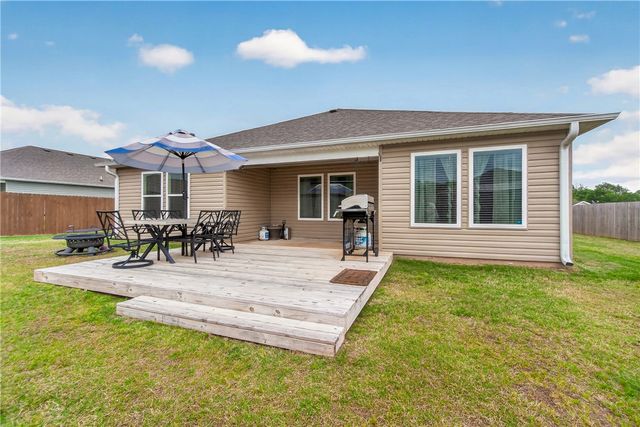 613 S Smith Avenue, Gentry, AR 72734