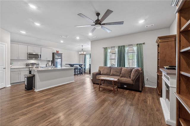 613 S Smith Avenue, Gentry, AR 72734