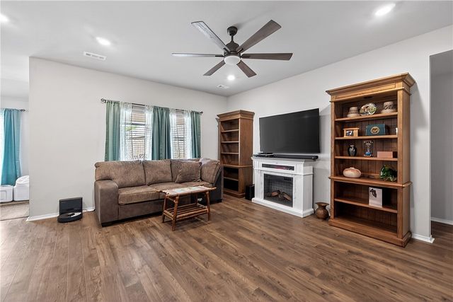 613 S Smith Avenue, Gentry, AR 72734