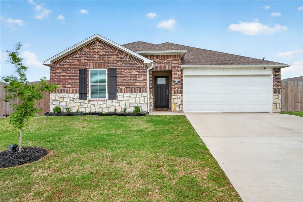 613 S Smith Avenue, Gentry, AR 72734