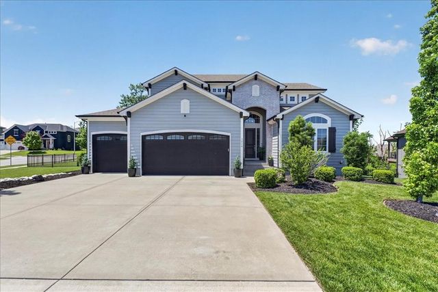 1016 Bridgeshire Drive, Raymore, MO 64083