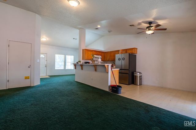 2114 Foxglove Court, Bakersfield, CA 93304