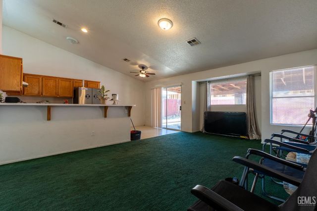 2114 Foxglove Court, Bakersfield, CA 93304