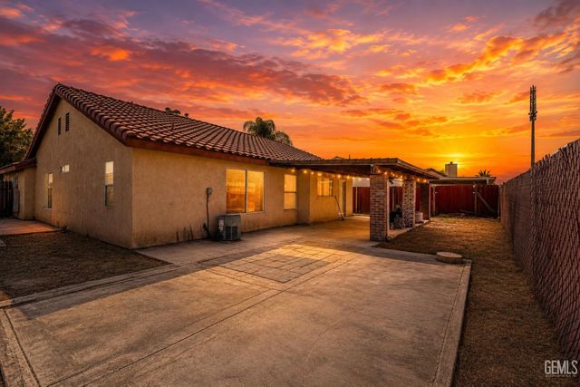 2114 Foxglove Court, Bakersfield, CA 93304