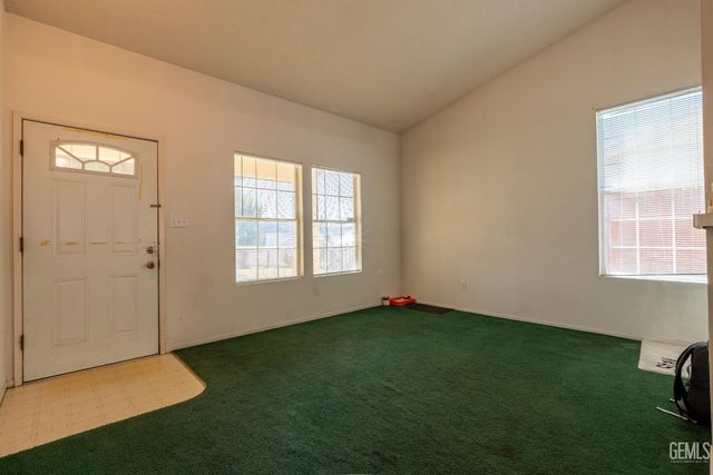 2114 Foxglove Court, Bakersfield, CA 93304