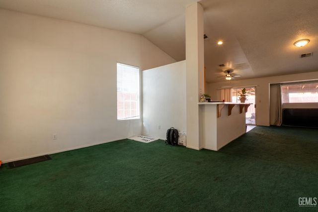 2114 Foxglove Court, Bakersfield, CA 93304