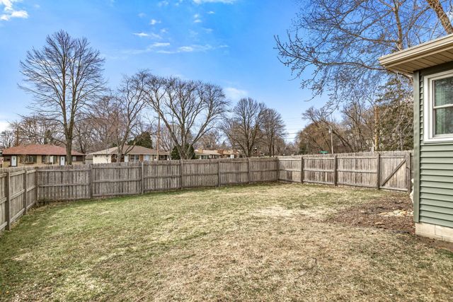 1812 Sunny Slope Lane, Saint Paul, MN 55116