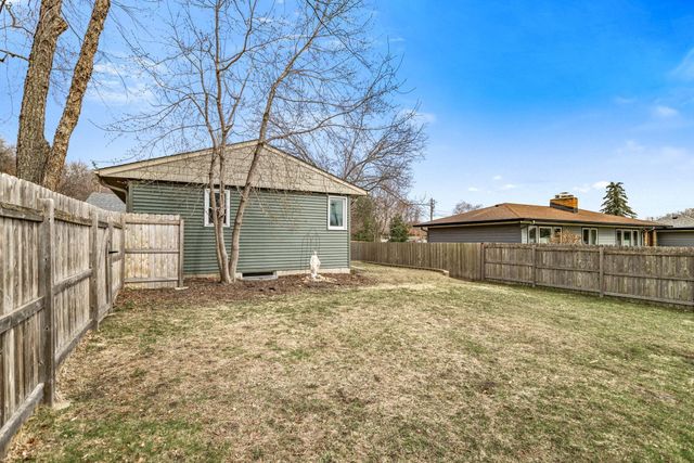 1812 Sunny Slope Lane, Saint Paul, MN 55116