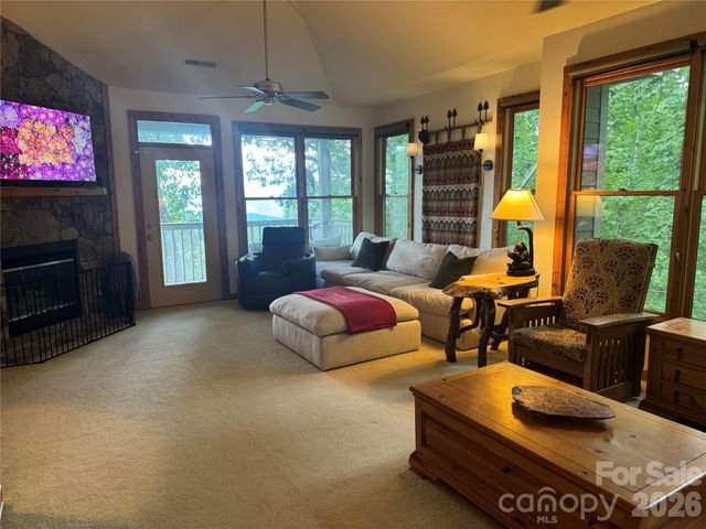 10 Stoney Falls Loop 304, Burnsville, NC 28714