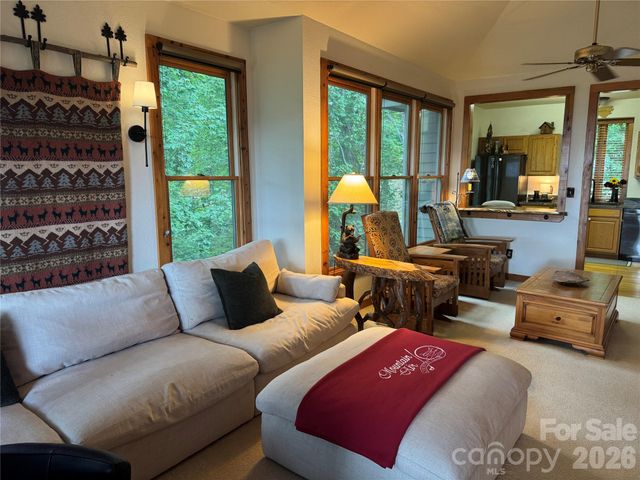 10 Stoney Falls Loop 304, Burnsville, NC 28714