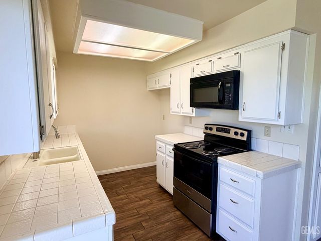 1012 Orangewood Street, Bakersfield, CA 93306