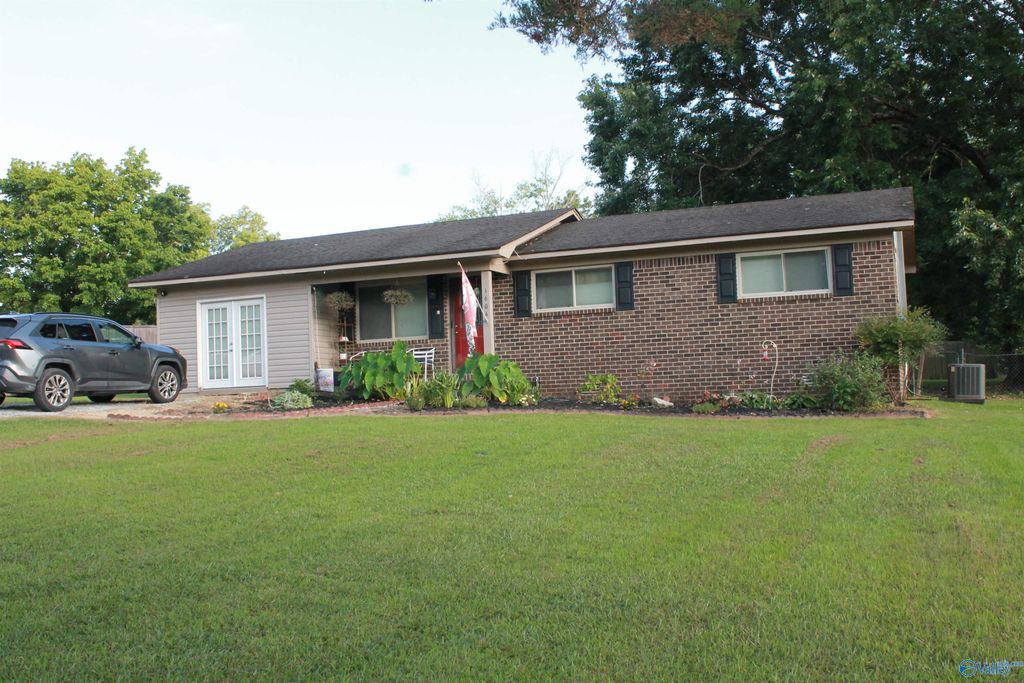 1604 Woodmont Street SW, Hartselle, AL 35640