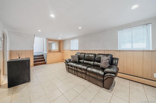 41 Orchard Street, Farmingdale, NY 11735