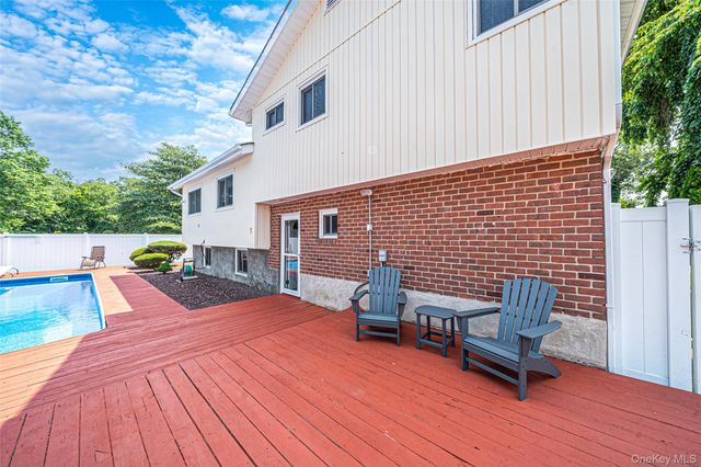 41 Orchard Street, Farmingdale, NY 11735