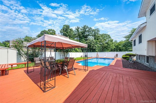 41 Orchard Street, Farmingdale, NY 11735