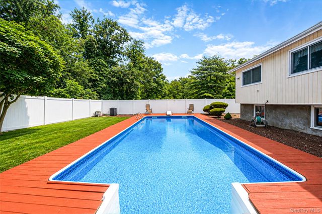 41 Orchard Street, Farmingdale, NY 11735