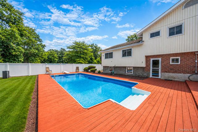 41 Orchard Street, Farmingdale, NY 11735