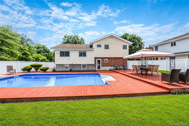 41 Orchard Street, Farmingdale, NY 11735