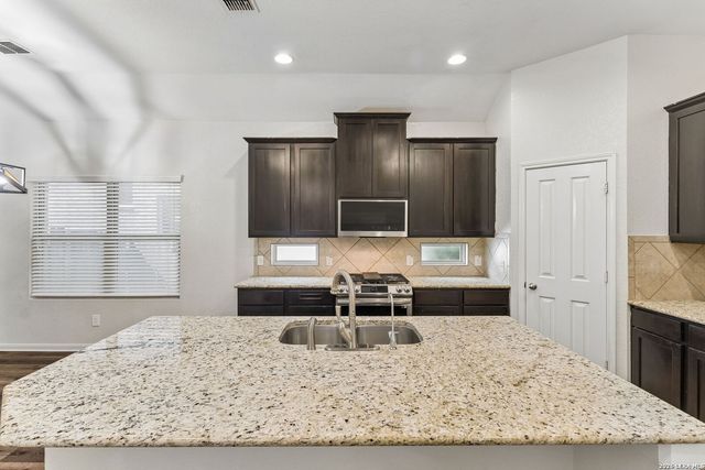 2211 MUUGA MNR, San Antonio, TX 78251