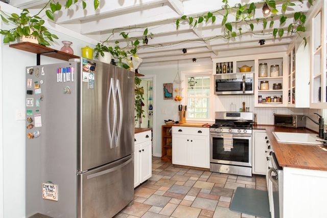 78 Hathaway St, Wareham, MA 02571