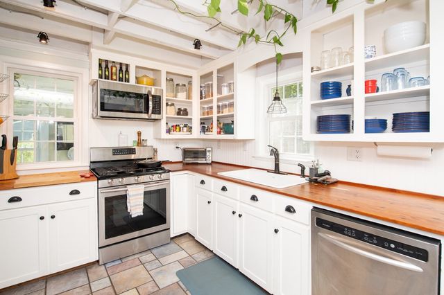 78 Hathaway St, Wareham, MA 02571