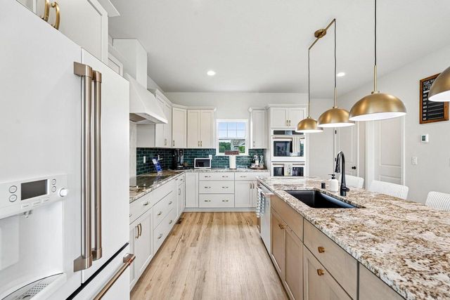 9249 S Overlook WAY, Franklin, WI 53132