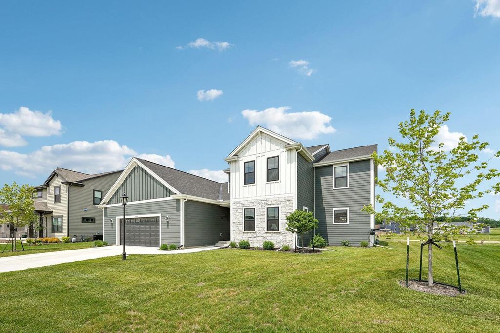 9249 S Overlook WAY, Franklin, WI 53132