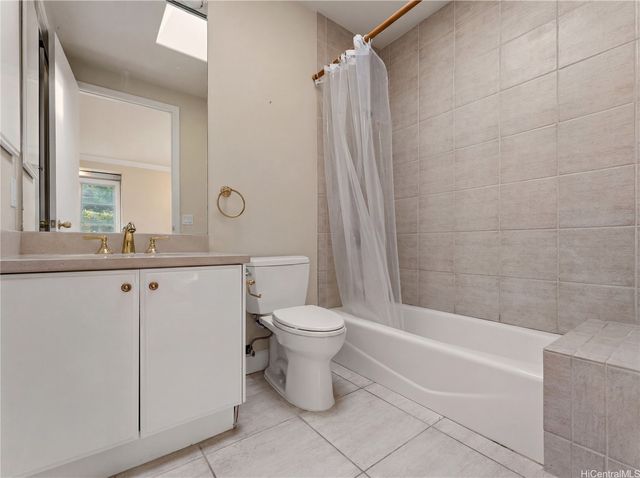 559 Moaniala Street, Honolulu, HI 96821