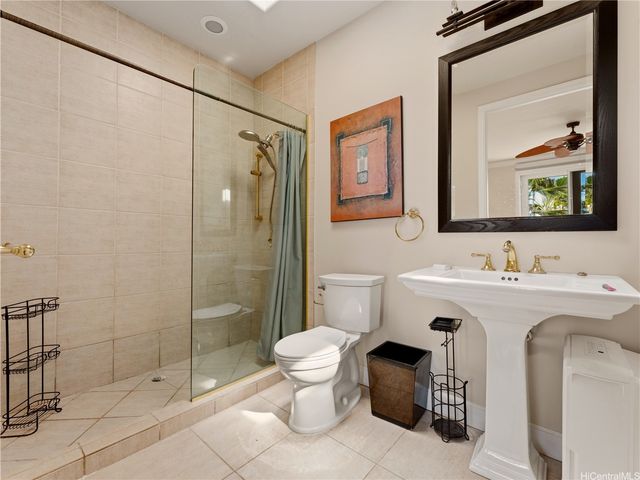 559 Moaniala Street, Honolulu, HI 96821