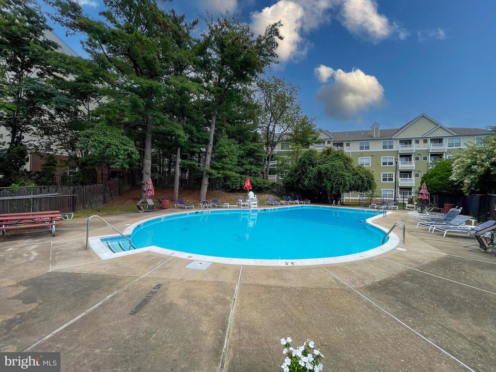 5250 VALLEY FORGE DR #407, Alexandria, VA 22304