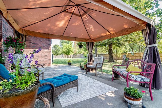 2104 Caribou Lane, Elm Springs, AR 72762