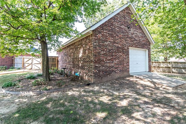 2104 Caribou Lane, Elm Springs, AR 72762