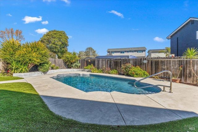 800 Mckillop Ct, Petaluma, CA 94954