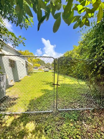 2500 JACKSON Street, Hollywood, FL 33020
