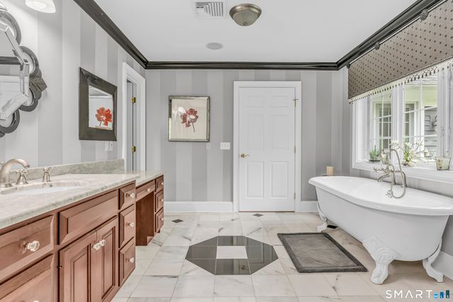 10 Arthurs Court, Newtown, CT 06470